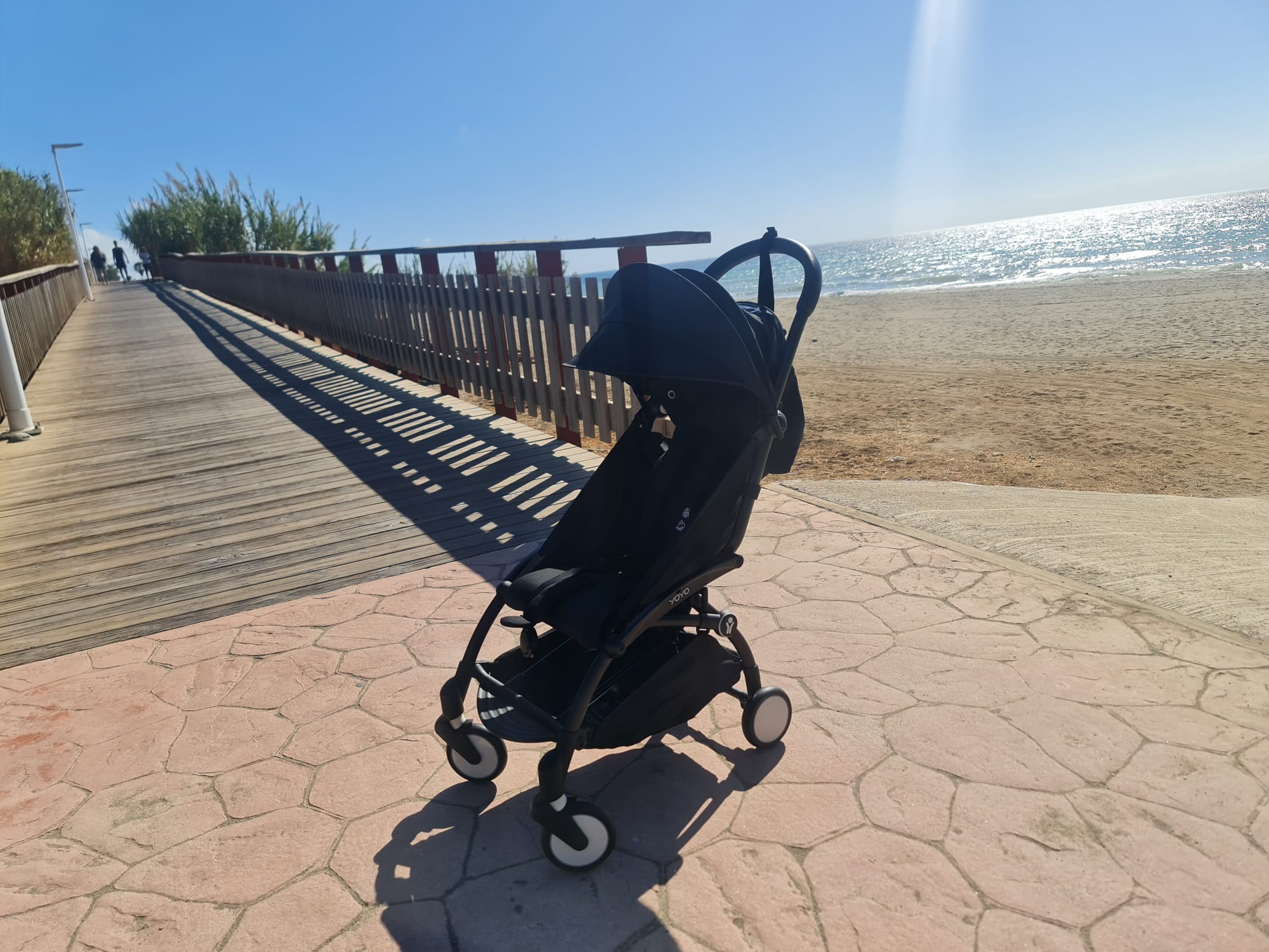 Carrito de bebé en el paseo marítimo