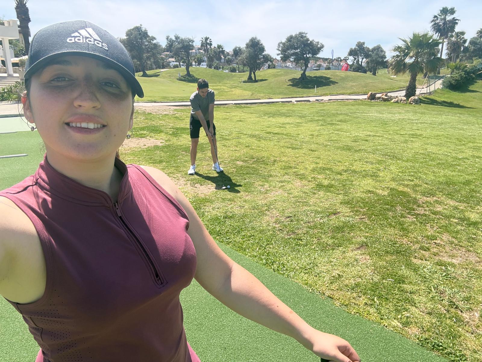 David y Tamara en el campo de golf