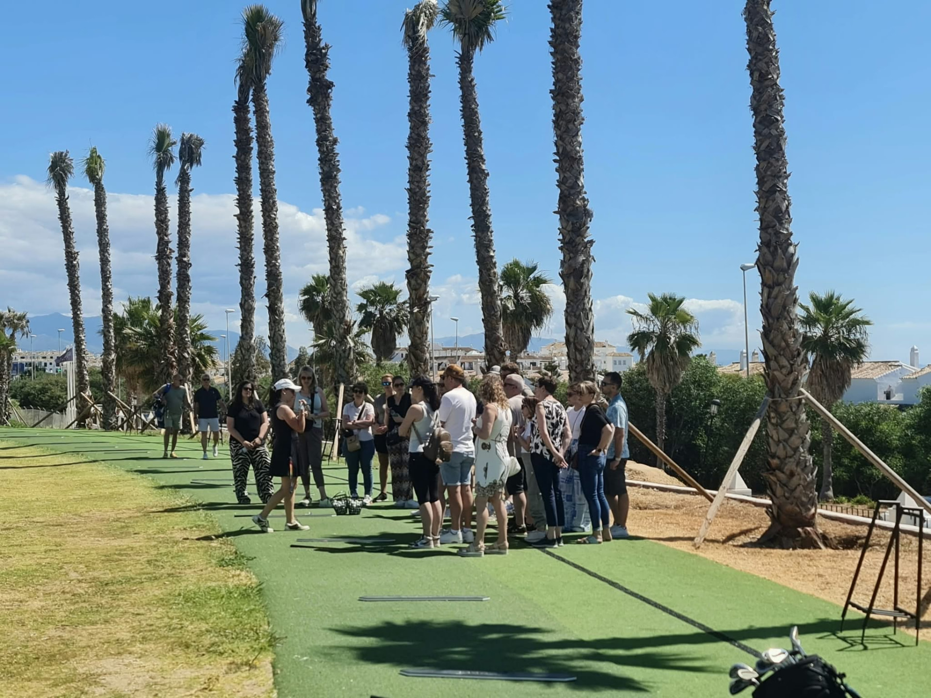 Grupo en el campo de prácticas de golf