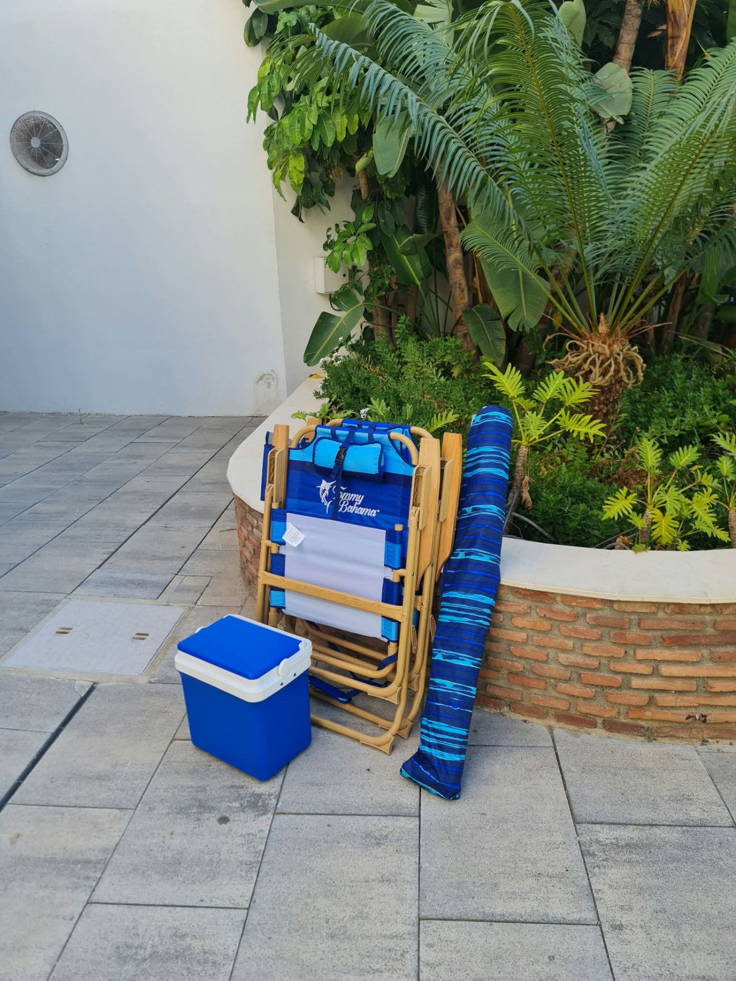 Sillas Tommy Bahama, sombrilla y nevera preparadas junto al alojamiento